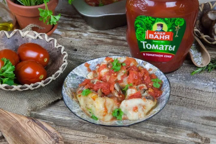 Картофельные рулетики с грибами в томатном соусе