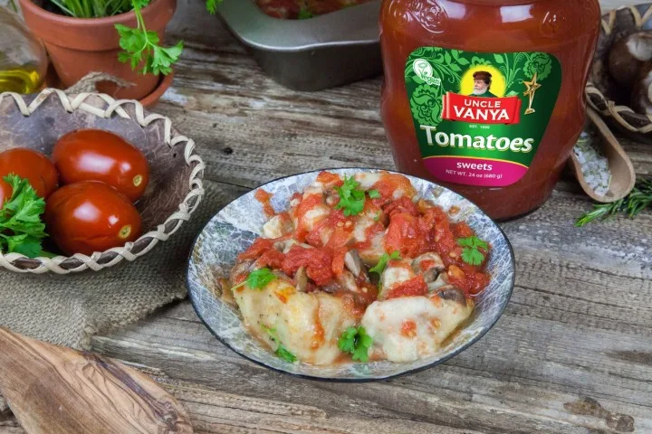 Potato rolls with mushrooms in tomato sauce