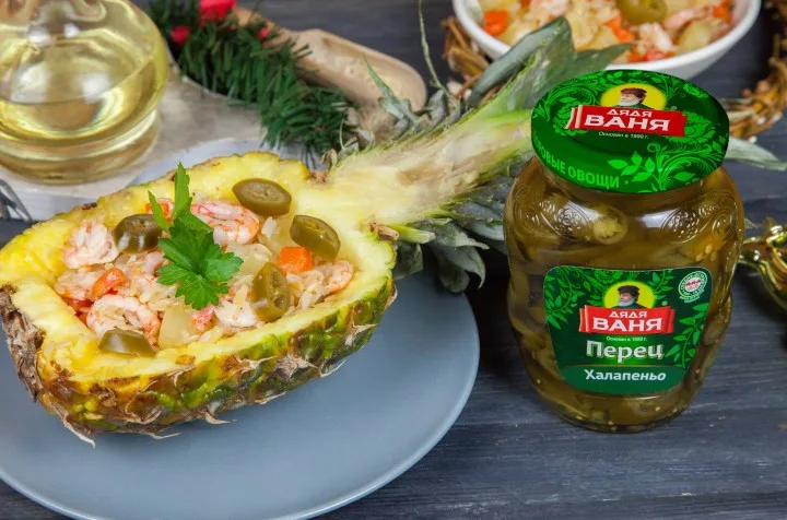 Рис со сладкими кусочками ананаса, креветками и перчиком халапеньо