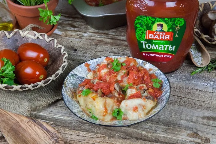 Картофельные рулетики с грибами в томатном соусе
