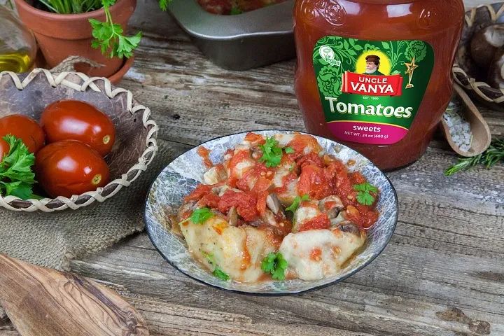 Potato rolls with mushrooms in tomato sauce