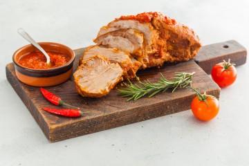 Домашняя буженина, маринованная в аджике