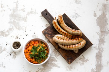Колбаски с печеной фасолью и жареным луком по рецепту от Дяди Вани