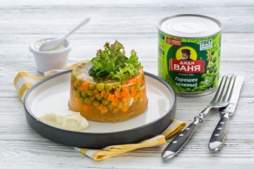Студень из курицы и зеленого горошка
