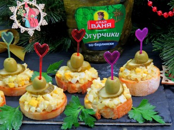 Бутербродики с луком, яйцом и маринованными огурчиками