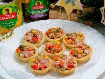 Тарталетки с салатом из тунца и маринованных огурчиков