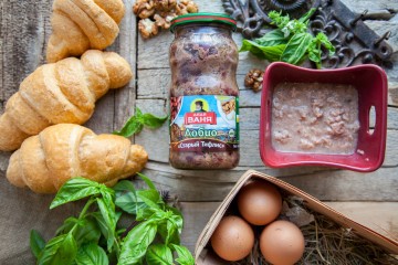 Круассан с начинкой из Лобио «Старый Тифлис», тунца и куриных яиц.