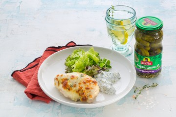 Запеченные куриные грудки с йогуртовым соусом и корнишонами