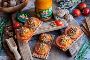 Хлебцы с кабачковой икрой, томатами и грецким орехом